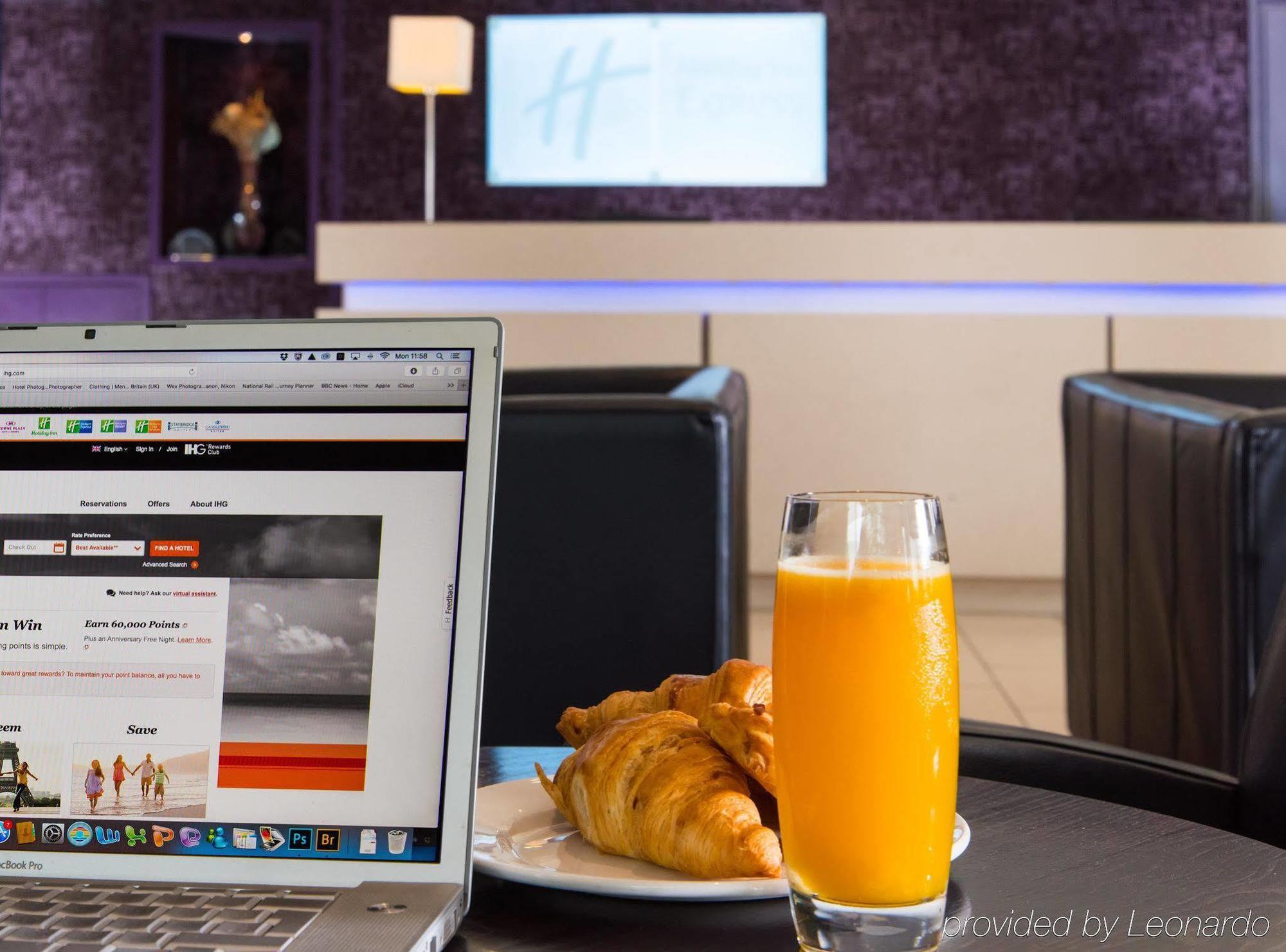 Holiday Inn Express Stoke-On-Trent By Ihg Екстериор снимка